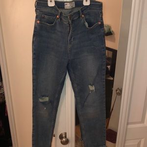 Frayed denim ripped jeans